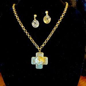 Beautiful gold pendant and earring set
